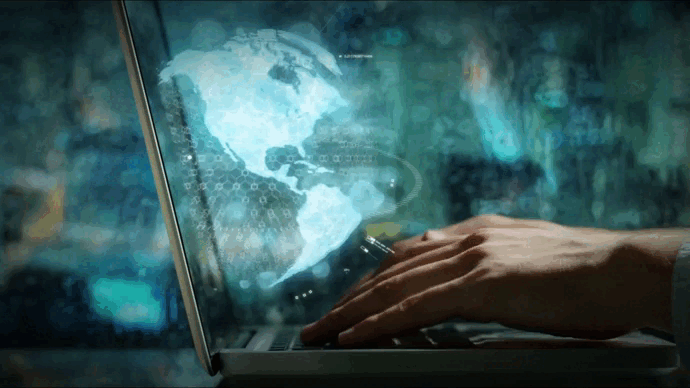 Persona escribiendo en una laptop